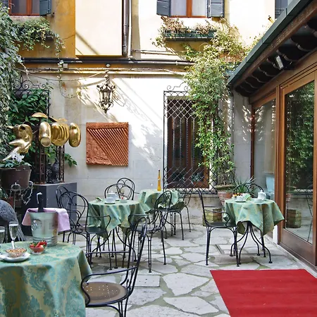 Hotel La Fenice Et Des Artistes-3
