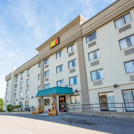 Super 8 By Wyndham Frederick-3