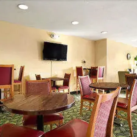 Days Inn & Suites By Wyndham Lafayette In-2