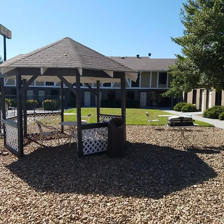 Super 8 By Wyndham Bentonville-2