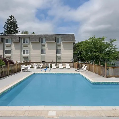 Super 8 By Wyndham Sturbridge-2