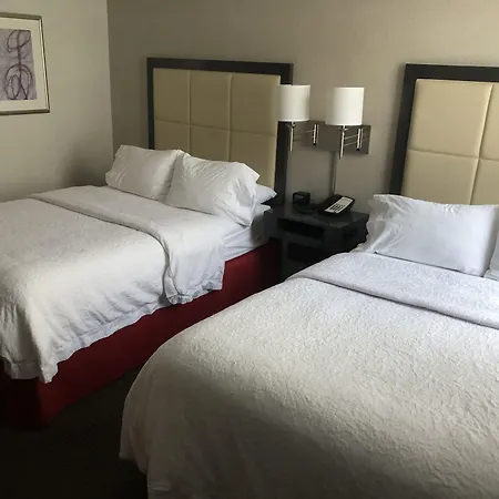 Hampton Inn & Suites Milwaukee Downtown-3