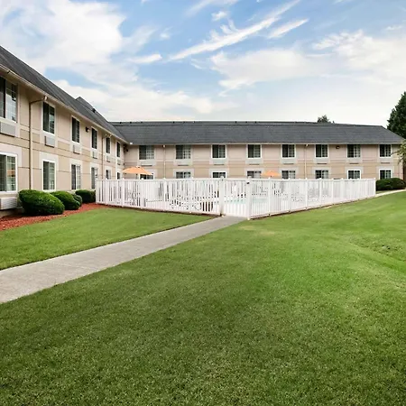 Baymont Inn & Suites Braselton-2