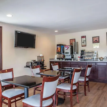 Econo Lodge Newton-3