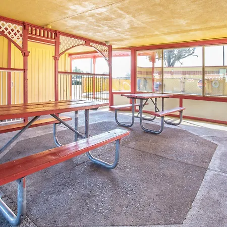 Travelodge By Wyndham Turlock-3