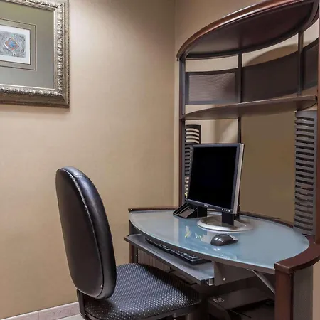 Days Inn & Suites By Wyndham Fort Pierce I-95-3