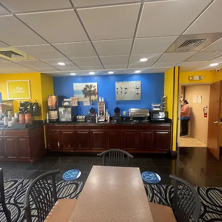 Days Inn & Suites By Wyndham Fort Pierce I-95-2