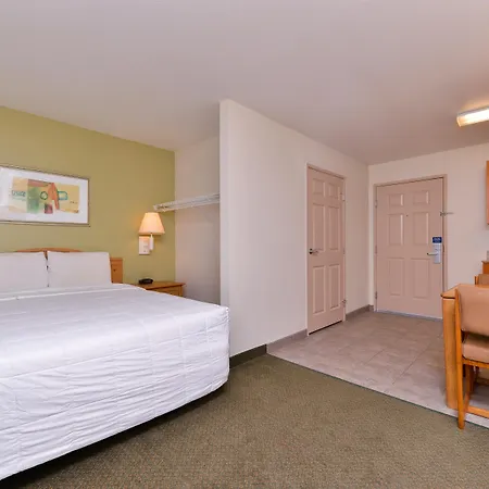 Americas Best Value Inn & Suites-Winnie-3