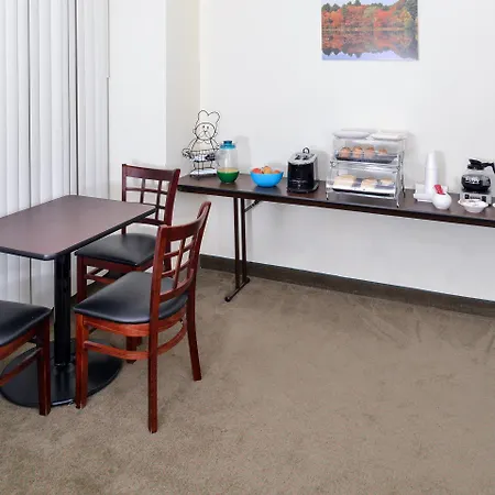 Americas Best Value Inn & Suites-Winnie-2