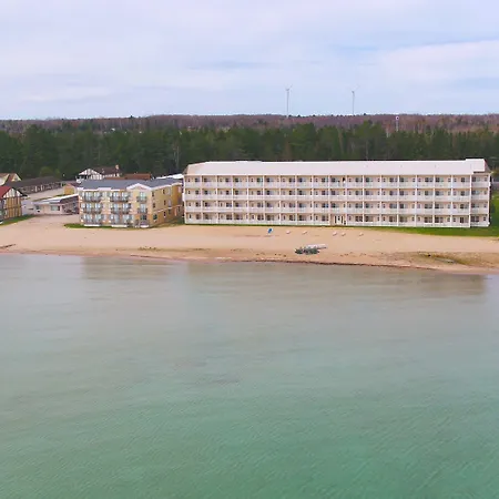 Mackinaw Beach And Bay Inn & Suites-2