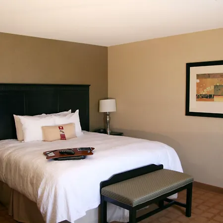 Hampton Inn & Suites Chicago/Saint Charles-2