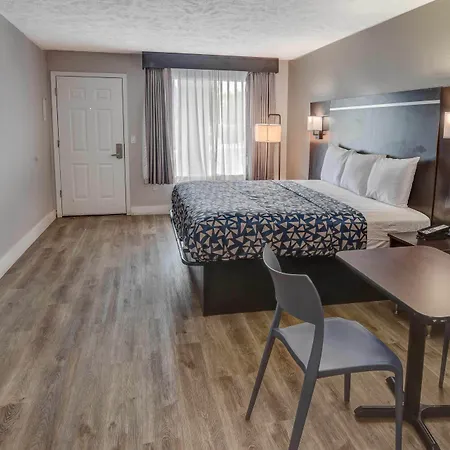 Econo Lodge Sevierville-Pigeon Forge On The River-3