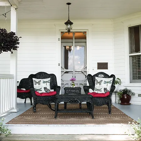 Oak Hill On Love Lane Bed And Breakfast Inn-3