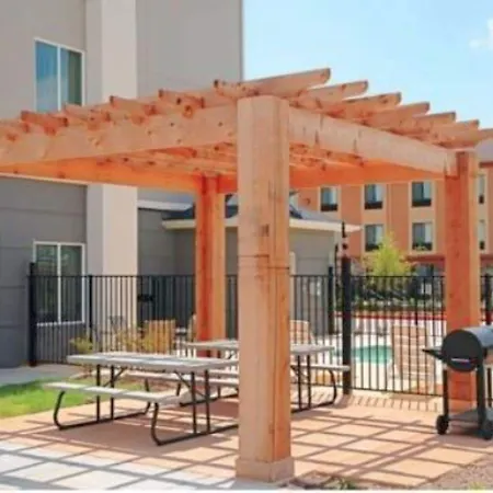 Days Inn & Suites By Wyndham Mineral Wells-2
