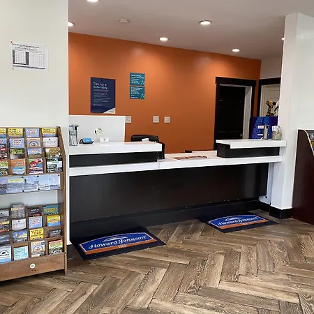 Howard Johnson By Wyndham Lake George-3