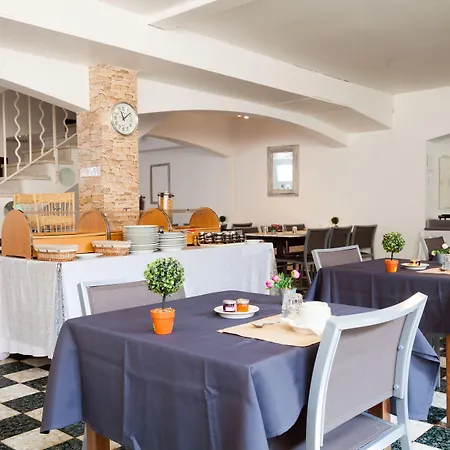 Le Petit Manoir Logis-2