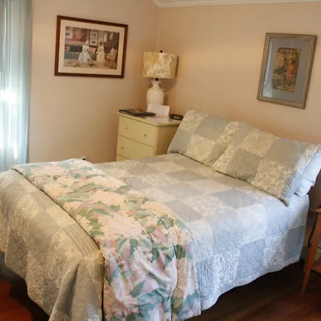 The Coolidge Corner Guest House: A Brookline Bed And Breakfast-3