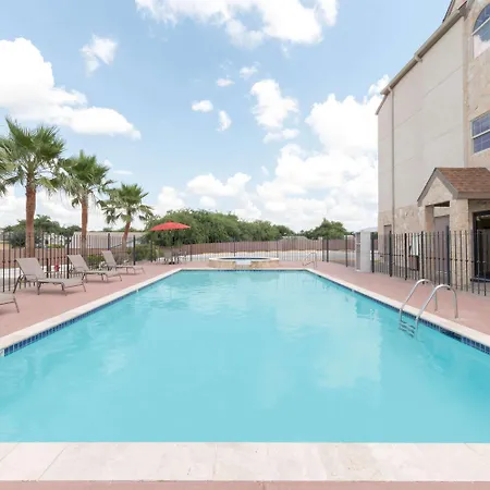 Microtel Inn And Suites Eagle Pass-3