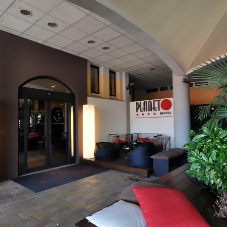 Planet Hotel-2