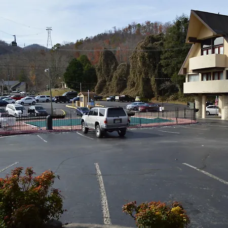 Econo Lodge Inn & Suites On The River-2