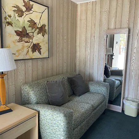 Saddle & Surrey Motel-2