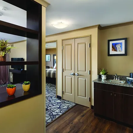 Clubhouse Hotel & Suites Fargo-2