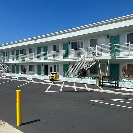 Super 8 By Wyndham Oceanside Downtown-3