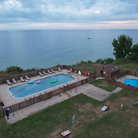 Lake Bluff Inn And Suites-3