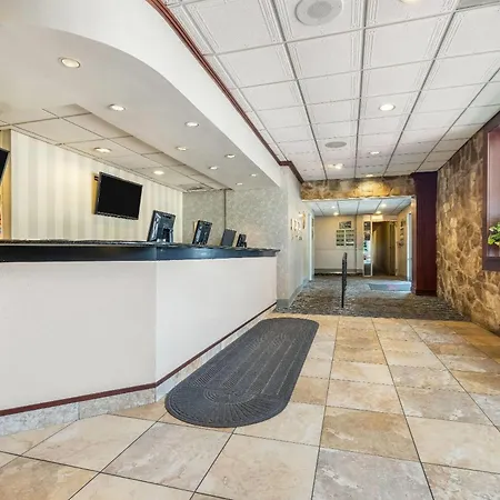 Ramada By Wyndham State College Hotel & Conference Center-3