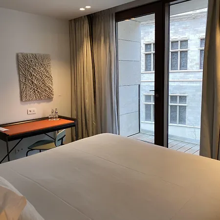 Hotel The Fourth - Tafelrond-2