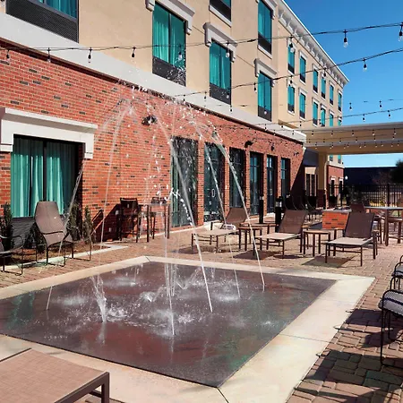 Courtyard By Marriott Lagrange-3