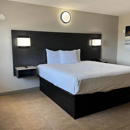 Travelodge By Wyndham Venice-3