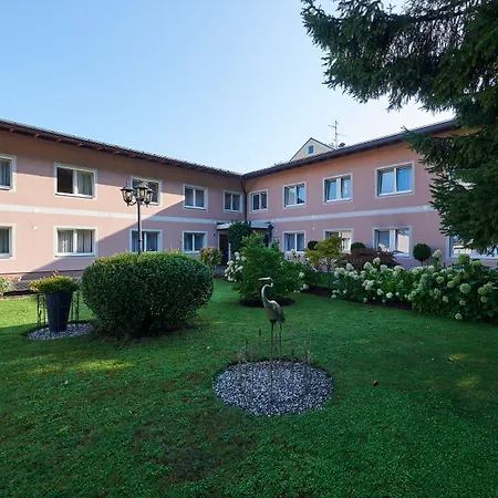 Hotel Ganslhof - Adults Only-3