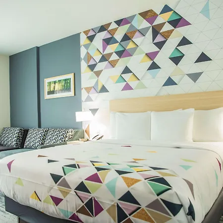 La Quinta Inn & Suites By Wyndham Lake City-3