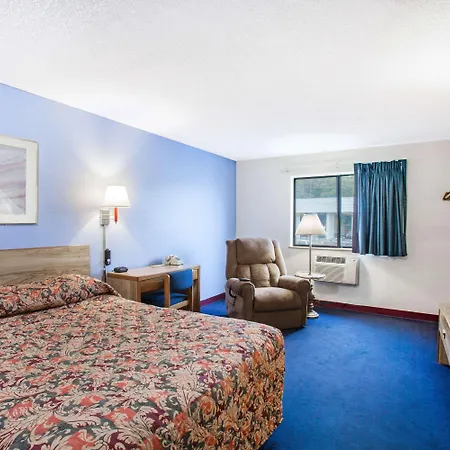 Super 8 By Wyndham Hot Springs-3