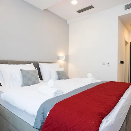 Sky & Sun Luxury Rooms With Private Parking In The Garage-2