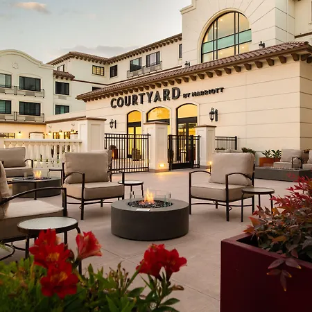 Courtyard By Marriott Santa Cruz-2