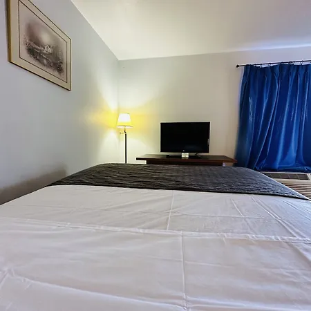 Travel Inn & Suites-3