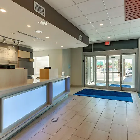 Holiday Inn Express & Suites - Roanoke - Civic Center-3