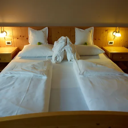 Hotel Tiefenbrunn Gardensuites & Breakfast-3