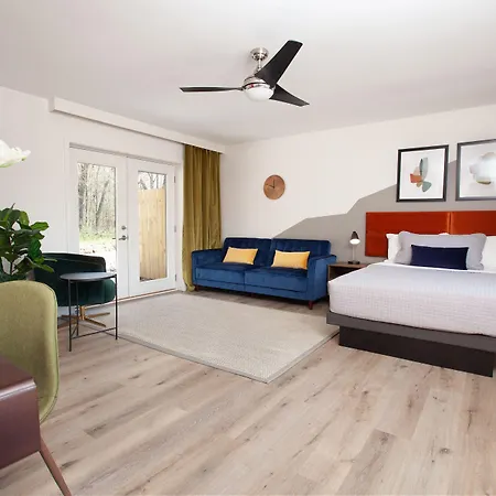 4411 Inn & Suites-3