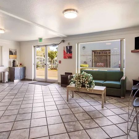 Motel 6 Portland Mall - 205-2