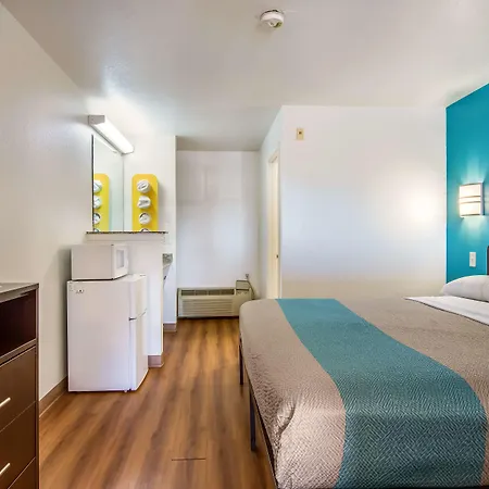 Motel 6 Portland Mall - 205-3