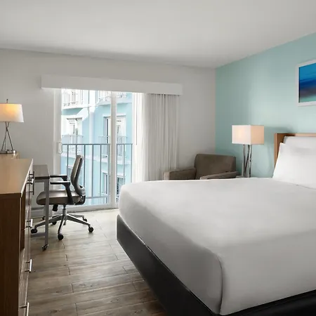 Courtyard By Marriott Nassau Downtown/Junkanoo Beach-3