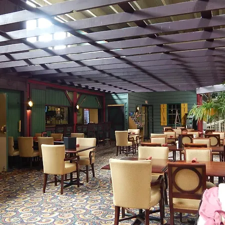 Ramada By Wyndham Uniontown-3