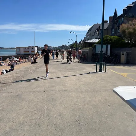 STUDIO 3 Mn de la PLAGE Terrasse Vélos Proche de la ville fortifiée-2