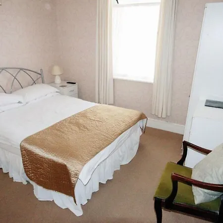 Oyo Marine Parade Hotel, Eastbourne Pier-2