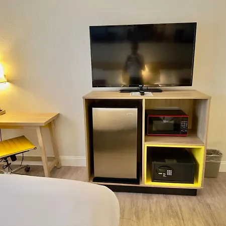 Days Inn & Suites By Wyndham Lakeland-2
