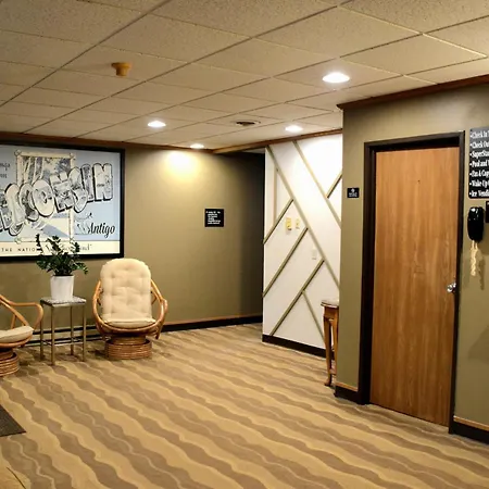Super 8 By Wyndham Antigo-3