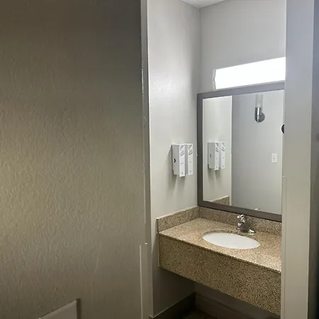 Red Roof Inn & Suites Middleborough-2